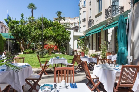 Le petit-déjeuner peut être pris dans le jardin de l'hôtel Brice Garden.