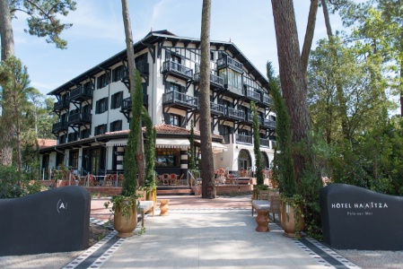 L'hôtel Ha(a)ïtza, réinventé par le designer Philippe Starck, obtient cinq étoiles.