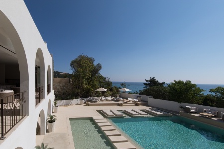 La piscine avec vue sur la Méditerranée. La piscine avec vue sur la Méditerranée.