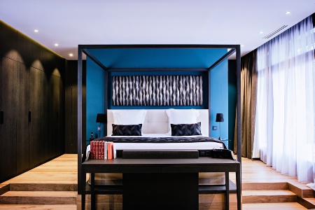 La nouvelle suite 18 s'ouvre sur une terrasse de 100 m2 face au lac.