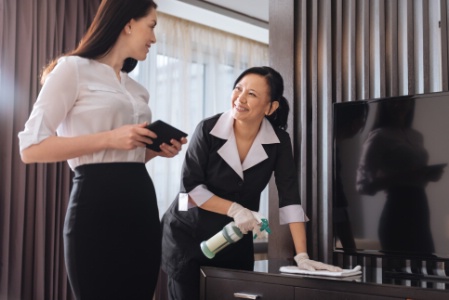 La gouvernante doit savoir transmettre sa satisfaction et manifester sa reconnaissance à son équipe. La gouvernante doit savoir transmettre sa satisfaction et manifester sa reconnaissance à son équipe.