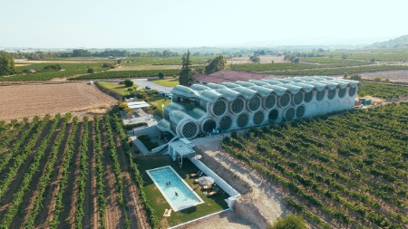 Un hôtel au milieu des vignes qui séduit à la fois la clientèle loisirs et les clients d'affaires. Un hôtel au milieu des vignes qui séduit à la fois la clientèle loisirs et les clients d'affaires.