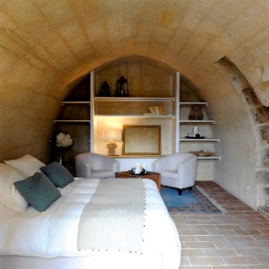 Une suite et neuf chambres ont été aménagées dans le château et ouvertes à la fin du mois d'avril. Une suite et neuf chambres ont été aménagées dans le château et ouvertes à la fin du mois d'avril.