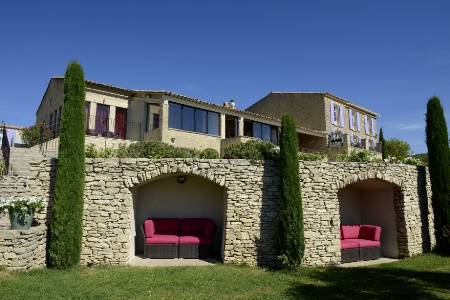 Le bâtiment de 680 m² respecte l'architecture provençale en valorisant la pierre.
