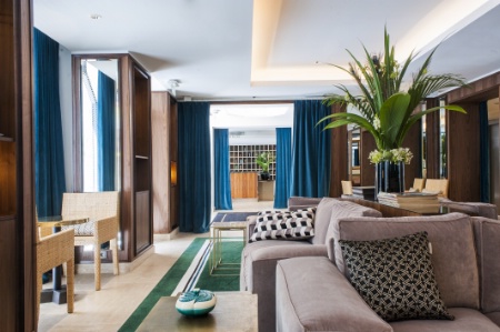 Jeu de rideaux entre salons et réception de l'hôtel Blomet. Jeu de rideaux entre salons et réception de l'hôtel Blomet.