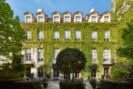 La façade du Pavillon de la Reine.