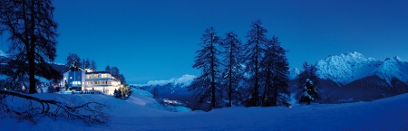 Le Paradies Hotel, situé dans les Alpes suisses, développe un concept 'tout inclus et exclusif'. Le Paradies Hotel, situé dans les Alpes suisses, développe un concept 'tout inclus et exclusif'.