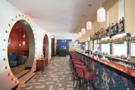 Le bar à la mosaïque, et les deux petits salons en face.
