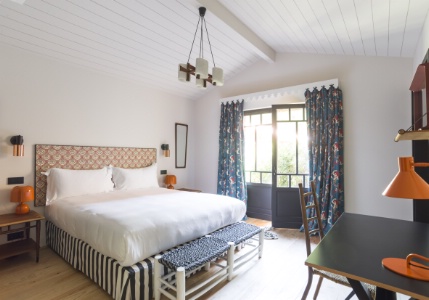 Des murs blancs dans les chambres pour 'garder la lumière du bord de mer'.