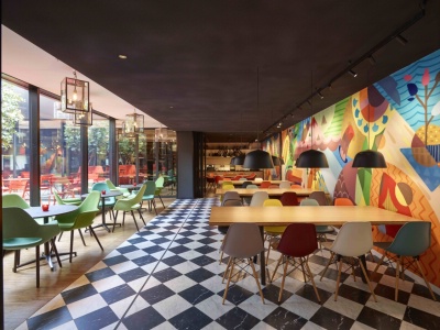 Au CitizenM Gare de Lyon, à Paris (XIIe), l'espace de coworking sert de sas entre le bar et le salon.