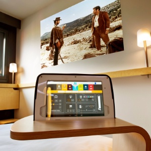 Au Nomad Hotel, une tablette tactile permet de piloter air conditionné, chauffage, éclairage LED... Au Nomad Hotel, une tablette tactile permet de piloter air conditionné, chauffage, éclairage LED...