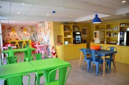 Un mobilier moderne et coloré. Un mobilier moderne et coloré.