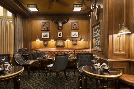 Au bar Hemingway, on respecte la tradition : pas de musique et personne debout. Au bar Hemingway, on respecte la tradition : pas de musique et personne debout.