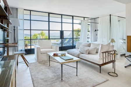 Les grandes baies vitrées et la terrasse offrent une vue sans limite sur le domaine.