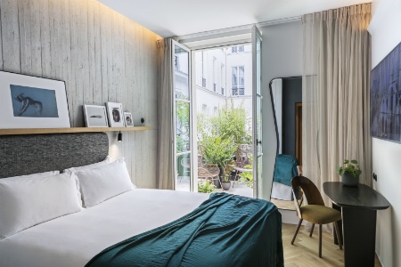 Matériaux bruts et esprit parisien dans les chambres.