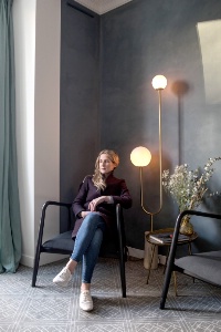 La designer Dorothée Meilichzon dans une chambre de l'Hôtel des Grands Boulevards à Paris (2e).