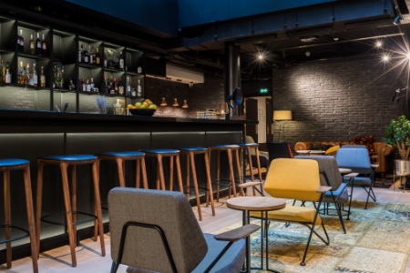 L'espace bar et lobby du LAZ hôtel spa urbain.
