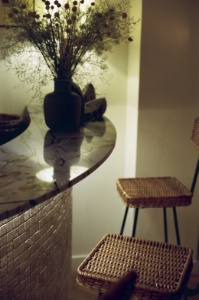 Le bar en marbre.