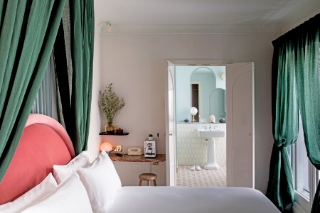 Une chambre de l'hôtel des Grands Boulevards (Paris, IIe).