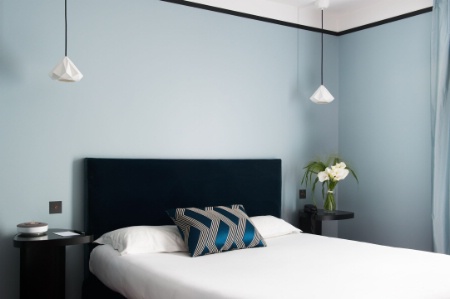Les abat-jours clairs laissent mieux passer la lumière, comme ici à l'Hôtel Nantes. Les abat-jours clairs laissent mieux passer la lumière, comme ici à l'Hôtel Nantes.