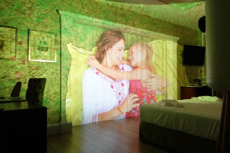 L'hôtel Catalonia Passeig de Gràcia utilise un système de projection immersive, signé Broomx Technologies. L'hôtel Catalonia Passeig de Gràcia utilise un système de projection immersive, signé Broomx Technologies.