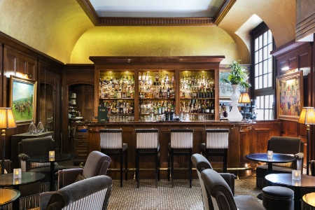 Le bar de l'Hôtel Barrière Le Normandy Deauville, QG des stars du Festival du film américain.