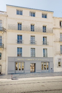 La façade sobre et élégante du nouvel hôtel Comédie Saint-Roch.