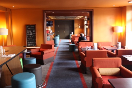 Baptisé le 12.2, le bar lounge accueille les visiteurs dans une ambiance feutrée.