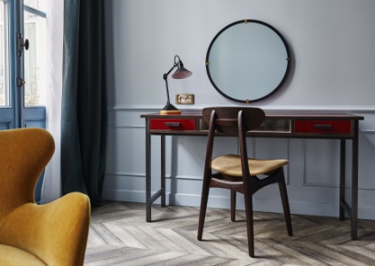 Le bureau laqué rouge, une signature The Hoxton, à retrouver dans toutes les chambres.