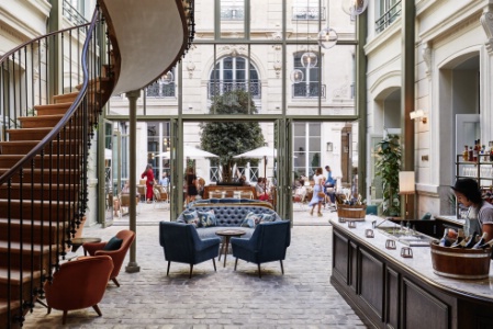 Le hall de l'hôtel : un lieu convivial avec un espace bar (café, cocktails...).