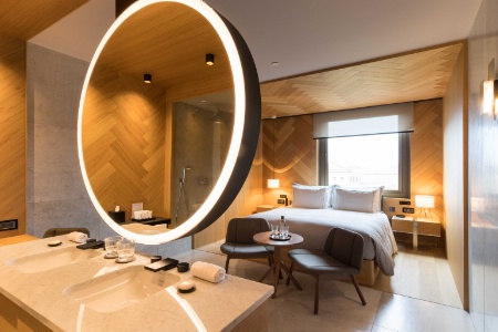 Dans les chambres Sphère, le grand miroir central se transforme en écran tactile.
