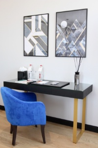 Des touches de couleurs, fauteuils, photos ou oeuvres d'art, apportent du pep's au décor. Les fauteuils sont signés Hertrich.