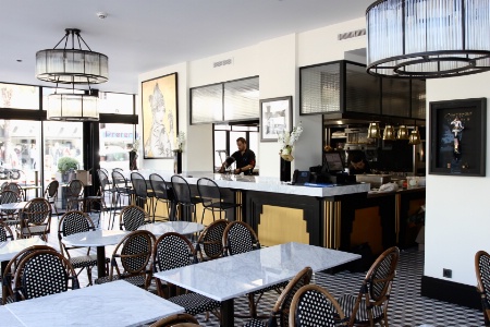 Au rez-de-chaussée, le bistrot avec les luminaires de la marque hollandaise Eichholtz.