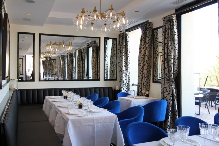 A l'étage, le restaurant Albert Ier. Les rideaux sont réalisés avec les tissus Nobilis.