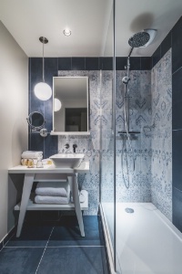 Une salle de bains.