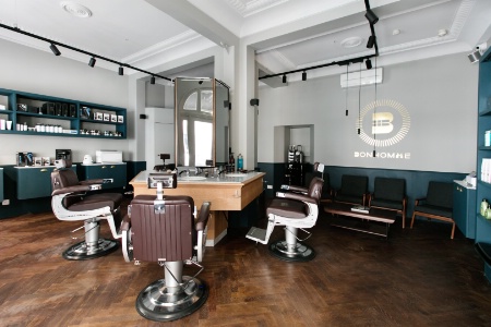 Un barbier, lancé en collaboration avec la maison Bonhomme, occupe l'ancien restaurant.