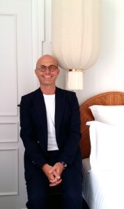 Boris Provost, directeur du salon EquipHotel, dans une chambre du nouvel hôtel Monte Cristo à Paris (5e).