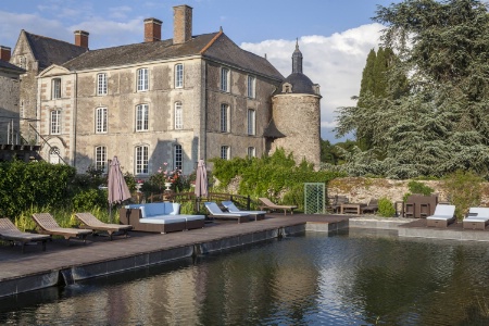 Le Château de l'Epinay a été transformé en hôtel de 20 chambres, avec spa -Carita et Cinq Mondes- et piscine naturelle.
