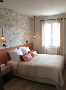 Une des chambres de l'hôtel-restaurant Le Bello Visto à Gassin (Var). Une des chambres de l'hôtel-restaurant Le Bello Visto à Gassin (Var).