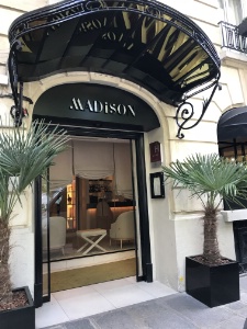 L'entrée du Madison donne sur le Boulevard Saint Germain (Paris Ve). L'entrée du Madison donne sur le Boulevard Saint Germain (Paris Ve).