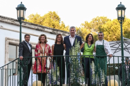 Le directeur de l'hôtel Alberto Depau (à gauche) et le directeur gastronomique Romain Fornell (à droite), de part et d'autre de la fratrie Ensesa (Julia, Virginia, Josep et Carina).