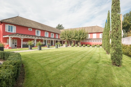 L'hôtel les Maritonnes est une ancienne ferme du XIXe siècle située au coeur du cru du moulin-à-vent. L'hôtel les Maritonnes est une ancienne ferme du XIXe siècle située au coeur du cru du moulin-à-vent.