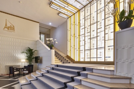 La verrière du grand hall. Les murs, sur lesquels courent des bronzines, ont été repeints en blanc mat velours.