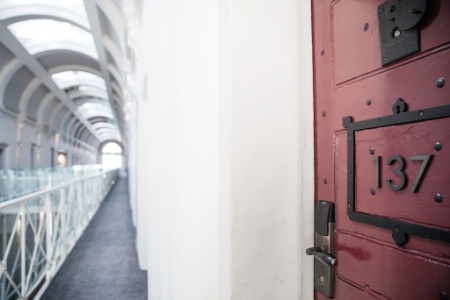 Les portes d'origine ouvrent sur des suites composées de la réunion de trois anciennes cellules de prison. Les portes d'origine ouvrent sur des suites composées de la réunion de trois anciennes cellules de prison.