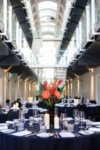 Des repas sont organisés dans ce qui fut l'atrium de la prison. Des repas sont organisés dans ce qui fut l'atrium de la prison.