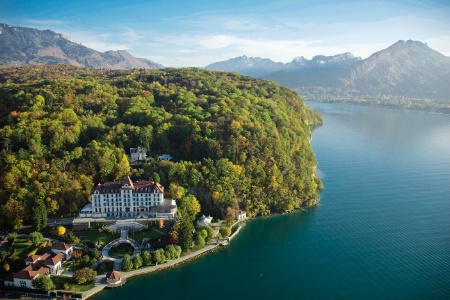 Le palace de Menthon, à Menthon Saint-Bernard, sur le lac d'Annecy. Le palace de Menthon, à Menthon Saint-Bernard, sur le lac d'Annecy.