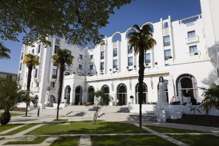Les jardins de style colonial reprennent les motifs du sol du grand hall.