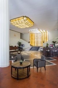 Le grand hall, vaste espace de 600 m2, est décoré de deux pièces maîtresses des années 30 : un plafonnier et une verrière lumineuse.