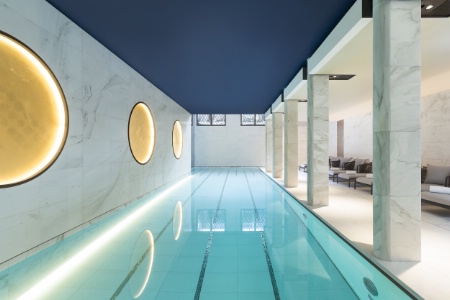 Le spa Akasha dispose d'une piscine de 17 mètres de long. Le spa Akasha dispose d'une piscine de 17 mètres de long.