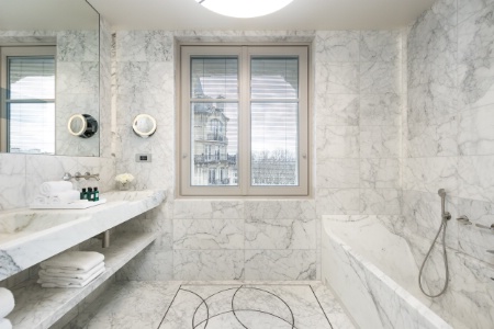 Les salles de bains - dont une grande majorité sont pourvues de fenêtre - ont été créées en marbre de Calacatta. Les salles de bains - dont une grande majorité sont pourvues de fenêtre - ont été créées en marbre de Calacatta.